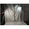 Image 1 : ANTIQUE VINTAGE PITCH FORK PRIMITIVE