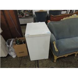 GE SMALL APARTMENT SIZE CHEST FREEZER NICE CLEAN