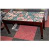 Image 1 : ESTATE WOOD AND FLORAL FABRIC BENCH