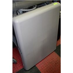 PLASTIC FOLDING TABLE