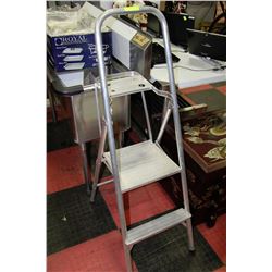 ALUMINUM STEP LADDER