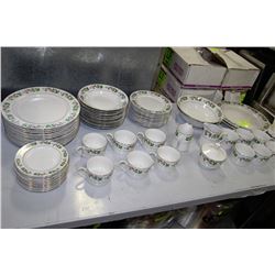 GIBSON FINE CHINA 12 PLACE CHRISTMAS DINNERWEAR