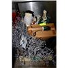 Image 1 : BOX OF XMAS ORNAMENTS
