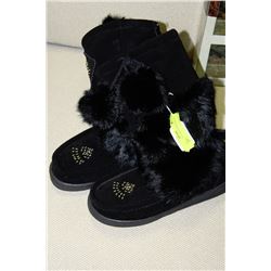 PAIR OF LADIES MOCCASIN BOOTS