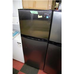 DANBY DESIGNER BLACK & STAINLESS APARTMENT SIZED