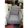 Image 1 : MODERN PRINT ACCENT CHAIR