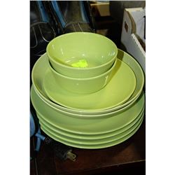 SET OF GREEN DISHES INCLUDING