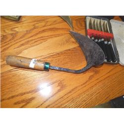 VINTAGE HAND HOE - UNIQUE CURVE