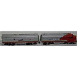 Walthers "Warbonnet" EMD F7A Santa Fe Diesel with EMD F7B Passenger Car, HO Gauge, Very Good Cond…