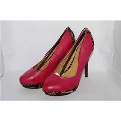 LADIES FUCHSIA W/  PRINT HIGH HEEL SIZE 9