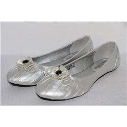 LADIES SILVER FLATS SIZE 7