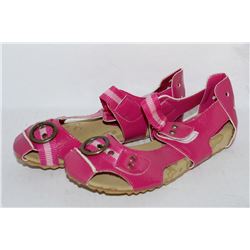 LADIES FUCHSIA SANDALS SIZE 5.5