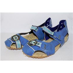 LADIES BLUE SANDAL SIZE 7