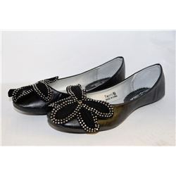 LADIES BLACK FLATS W/ FLOWER ACCENT SIZE 7