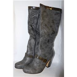 LADIES KNEE HIGH LIGHT GREY HIGH HEEL BOOT SIZE 9