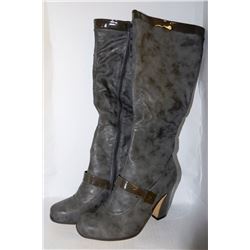 LADIES KNEE HIGH LIGHT GREY HIGH HEEL BOOT SIZE8.5