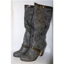 LADIES KNEE HIGH LIGHT GREY HIGH HEEL BOOT SIZE8.5