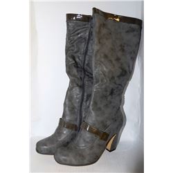 LADIES KNEE HIGH LIGHT GREY HIGH HEEL BOOT SIZE 10