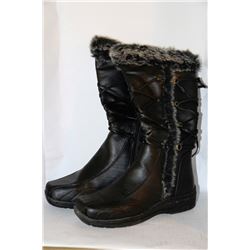 LADIES BLACK LEATHER STYLE WINTER BOOT W/ FUR