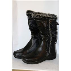 LADIES BLACK LEATHER STYLE WINTER BOOT W/ FUR