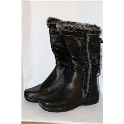 LADIES BLACK LEATHER STYLE WINTER BOOT W/ FUR