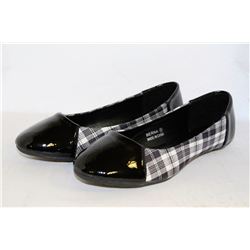 LADIES BLACK & PLAID FLATS SIZE 5.5