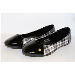 LADIES BLACK & PLAID FLATS SIZE 7