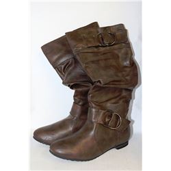 LADIES BROWN BOOT W/ BUCKLE ACCENTS SIZE 6