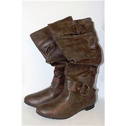 LADIES BROWN BOOT W/ BUCKLE ACCENTS SIZE 6H