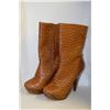 Image 1 : LADIES TAN W/ FAKE WOOD LOOK HIGH HEEL BOOT