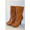 Image 1 : LADIES TAN W/ FAKE WOOD LOOK HIGH HEEL BOOT