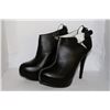 Image 1 : LADIES BLACK W/ STITCHING ANKLE HIGH HEEL SIZE 6.5