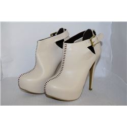 LADIES BEIGE W/ STITCHING ANKLE HIGH HEEL SIZE 6