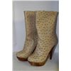 Image 1 : LADIES BEIGE W/ FAKE WOOD LOOK HIGH HEEL BOOT