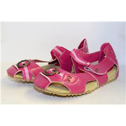 LADIES PINK SANDALS SIZE 6.5