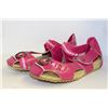 Image 1 : LADIES PINK SANDALS SIZE 8