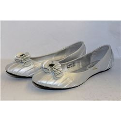 LADIES SILVER W/ JEWEL ACCENT FLATS SIZE 6.5