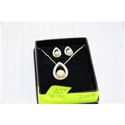 LADIES PEARL ACCENT NECKLACE & EARRINGS