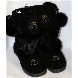 PAIR OF LADIES MOCCASIN BOOTS - SIZE 8