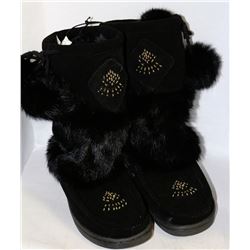 PAIR OF LADIES MOCCASIN BOOTS - SIZE 8