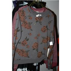 LADIES VANS SWEATER W/ FLOWERS SIZE M