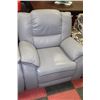 Image 2 : GREY LEATHER RECLINING SOFA & 2 CHAIRS