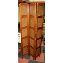 WOODEN PHOTO DISPLAY ROOM DIVIDER