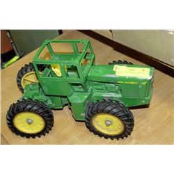 CLASSIC JOHN DEERE TRACTOR TOY