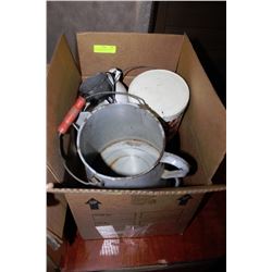 BOX OF ANTIQUE ENAMELWARE INCLUDING VINTAGE