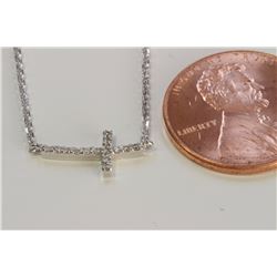 14K WHITE GOLD CROSS PENDANT WITH CHAIN :2.08g/Diamond:0.06ct