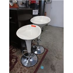 2 Used hydraulic bar stools