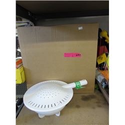 2 Cases of new plastic strainers