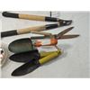 Image 2 : BOX LOT GARDEN TOOLS SHOVELS RAKES MORE