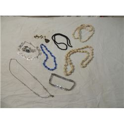 LADIES MIXED JEWELRY VINTAGE LOT CHARM BRACELETS